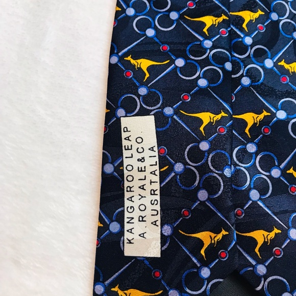 Address Australia A. Royale & Co Tie Navy Kangaroo Print 100% Silk Seta - Picture 4 of 9